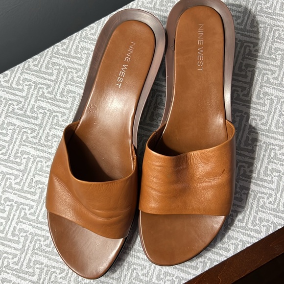 9.5M Nine West Light brown leather wedge sandals. - Picture 2 of 5